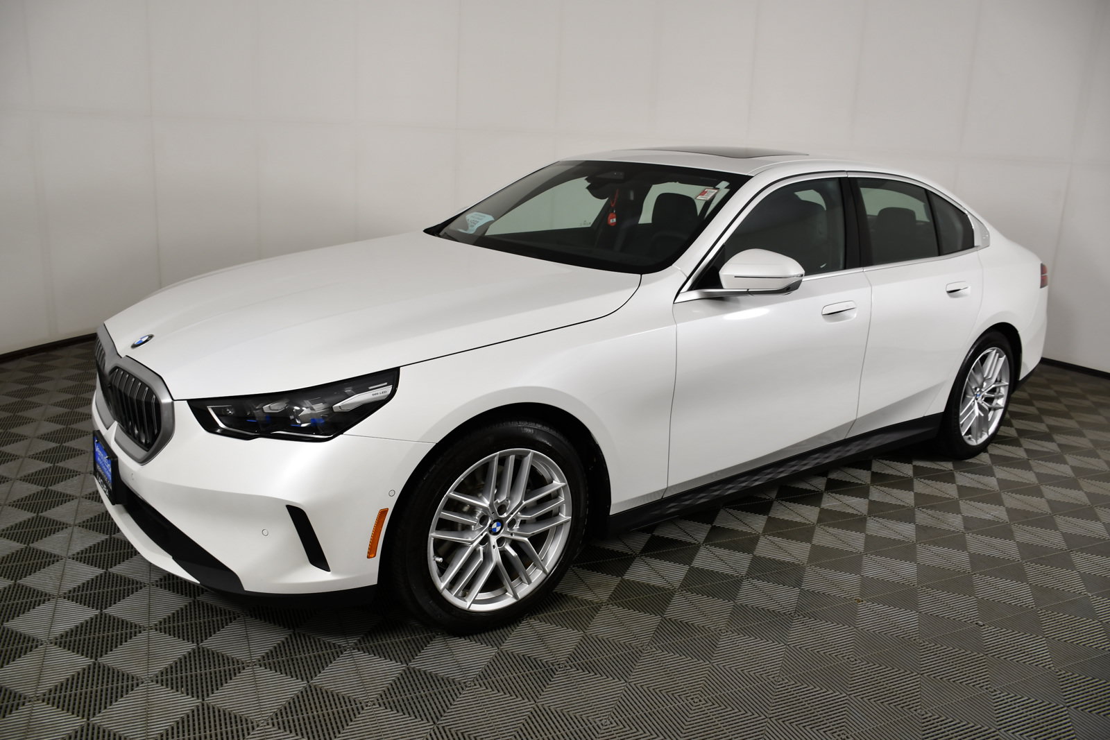 Used 2025 BMW 530i xDrive AWD/4WD image 10