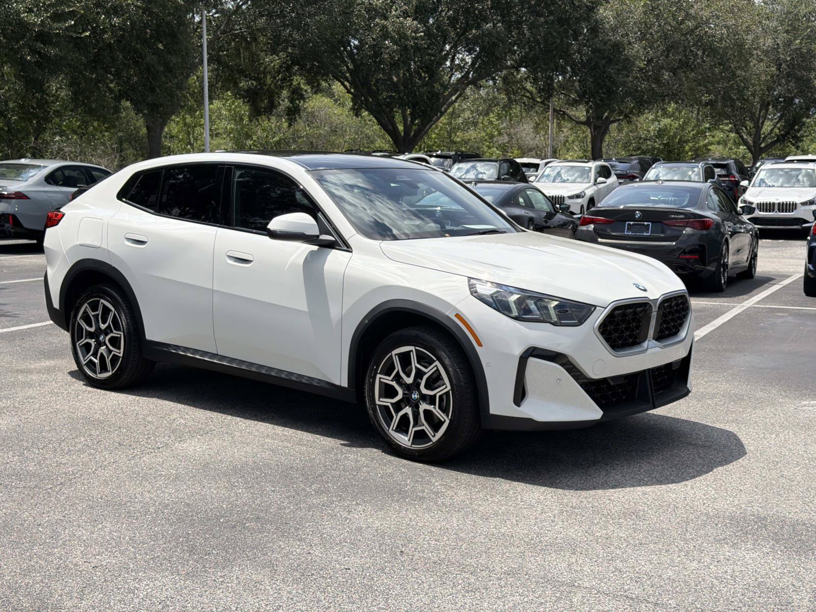 Used 2025 BMW X2 xDrive28i AWD/4WD image 2
