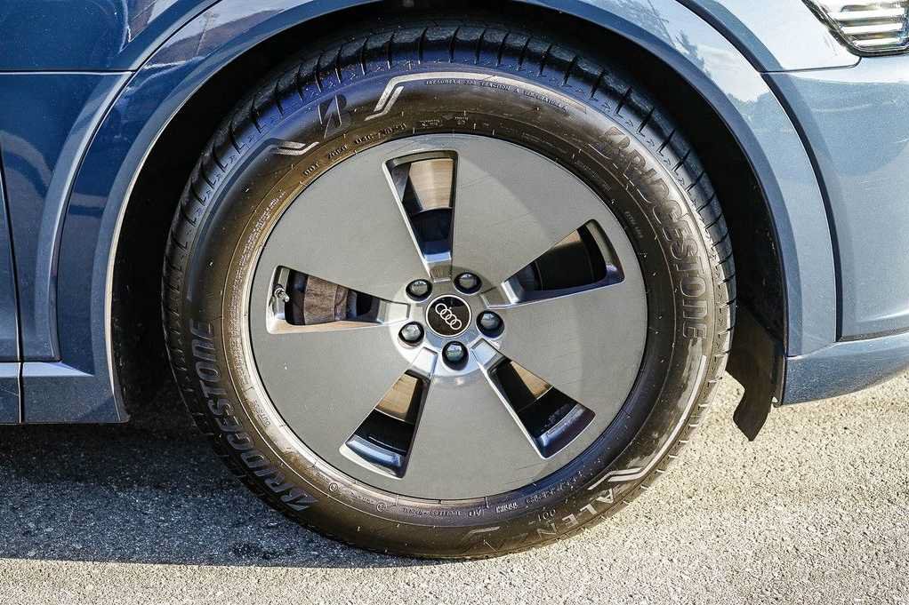 Used 2024 Audi Q8 e-tron Premium AWD/4WD image 9