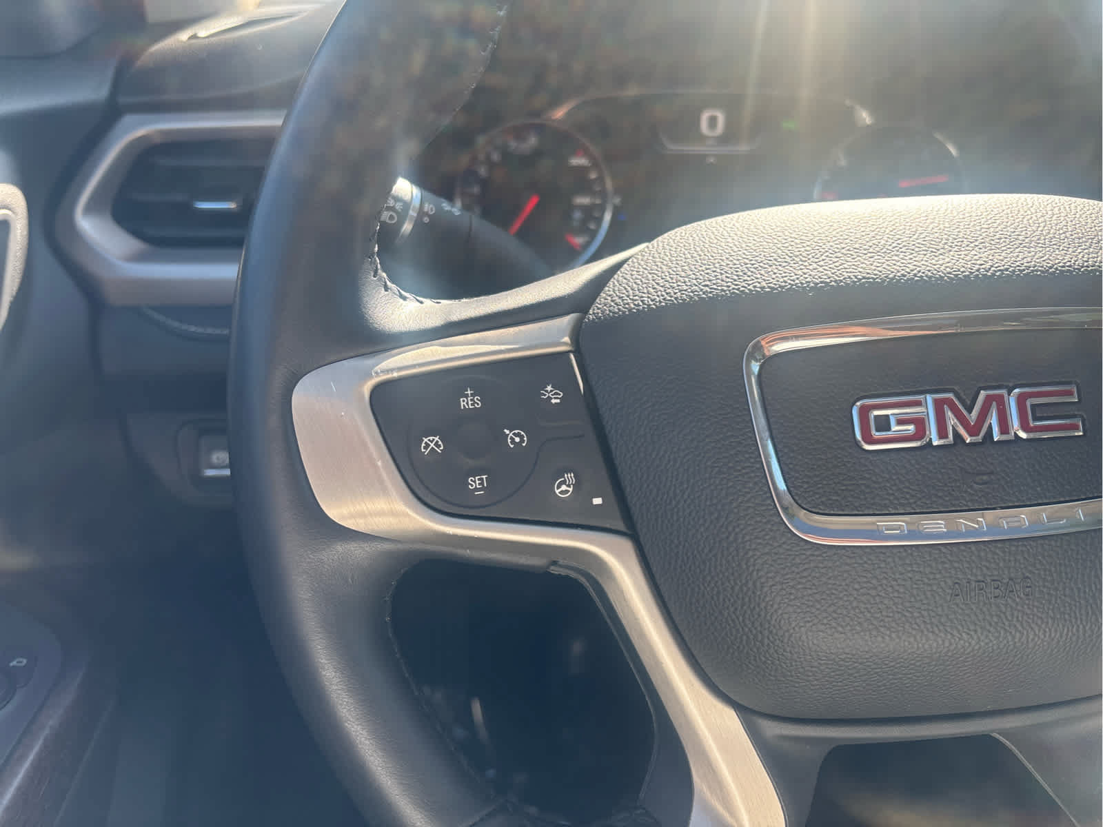 Used 2021 GMC Acadia Denali w/ Denali Ultimate Package AWD/4WD image 16