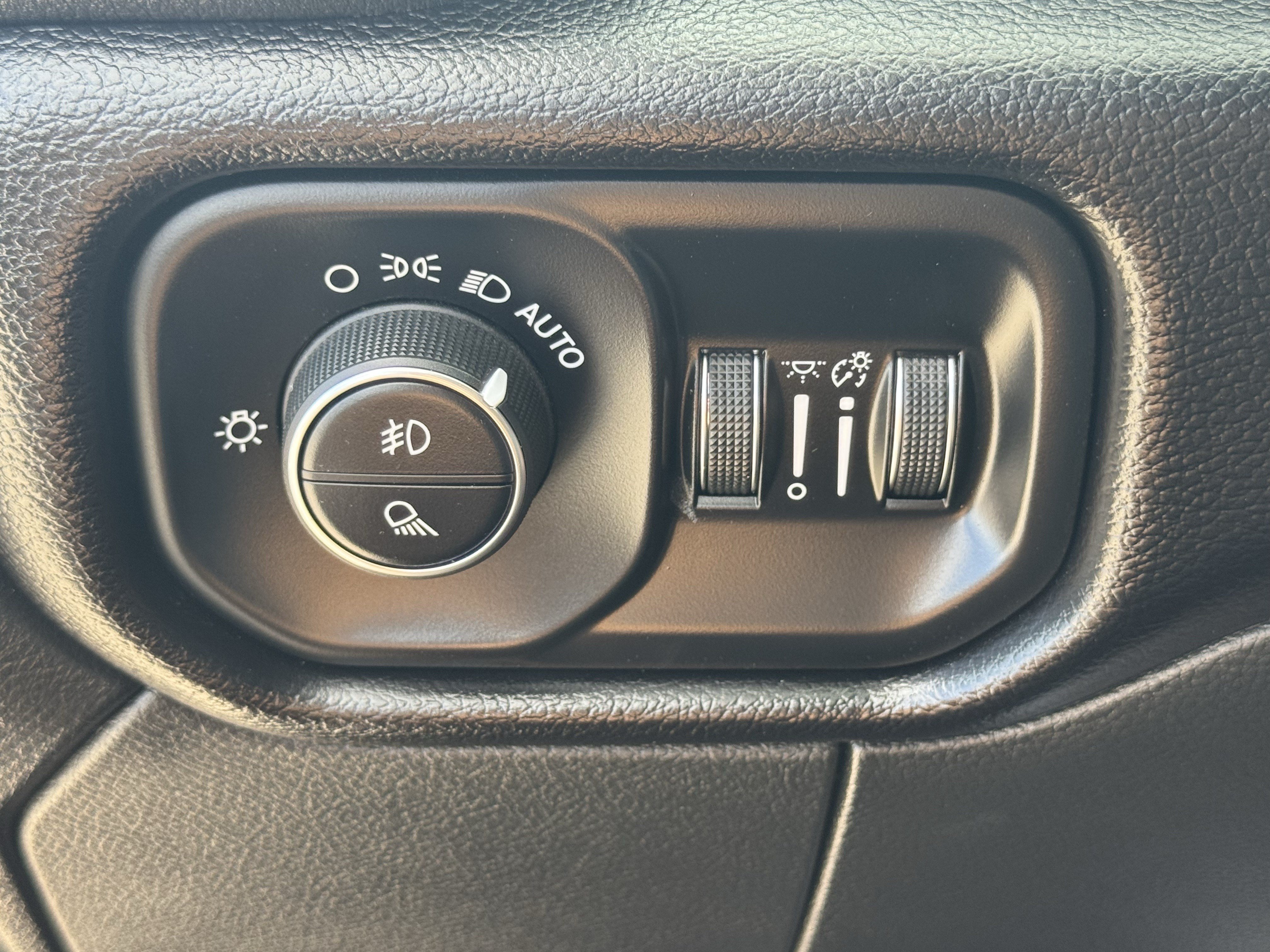 Used 2025 RAM 2500 Laramie AWD/4WD image 21