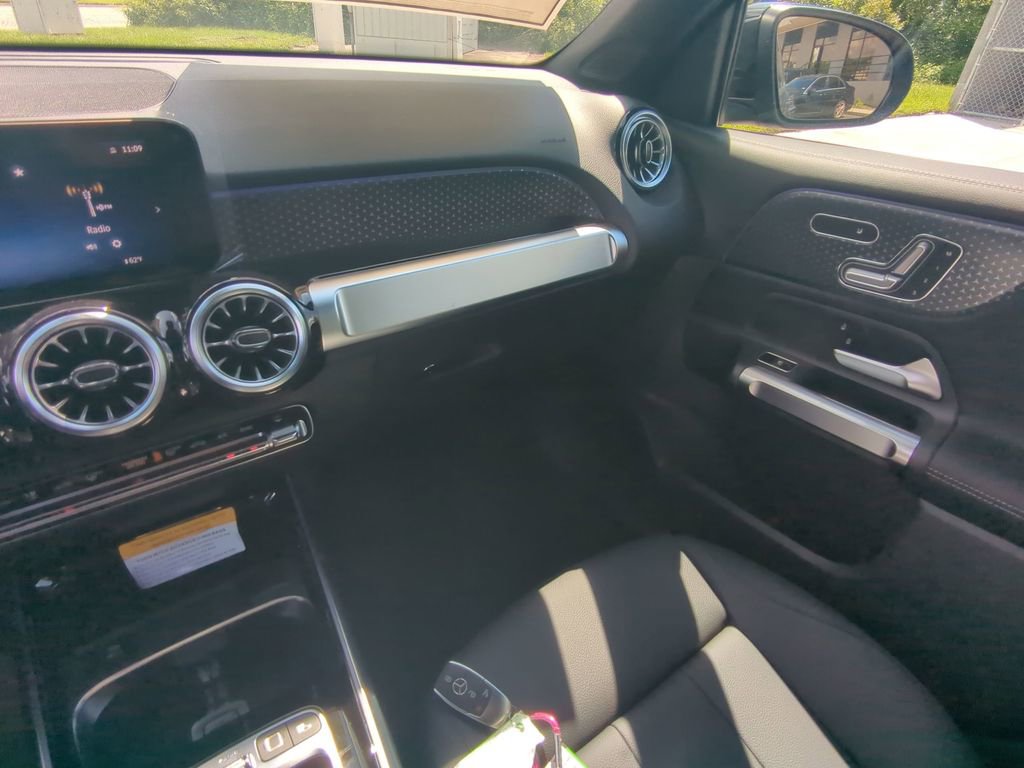 New 2025 Mercedes-Benz GLB 250 GLB 250 image 4
