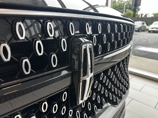 Certified 2025 Lincoln Navigator Reserve AWD/4WD image 9
