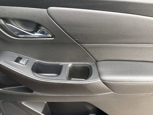 Used 2022 Chevrolet Traverse LT w/ Midnight/Sport Edition image 38