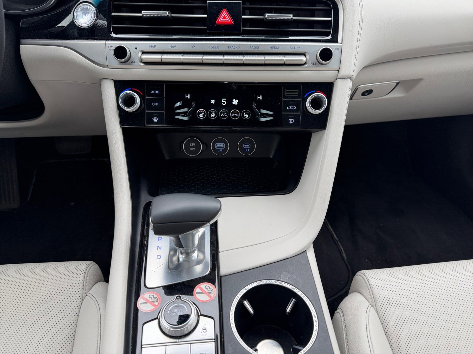 Used 2025 Genesis G70 2.5T image 13