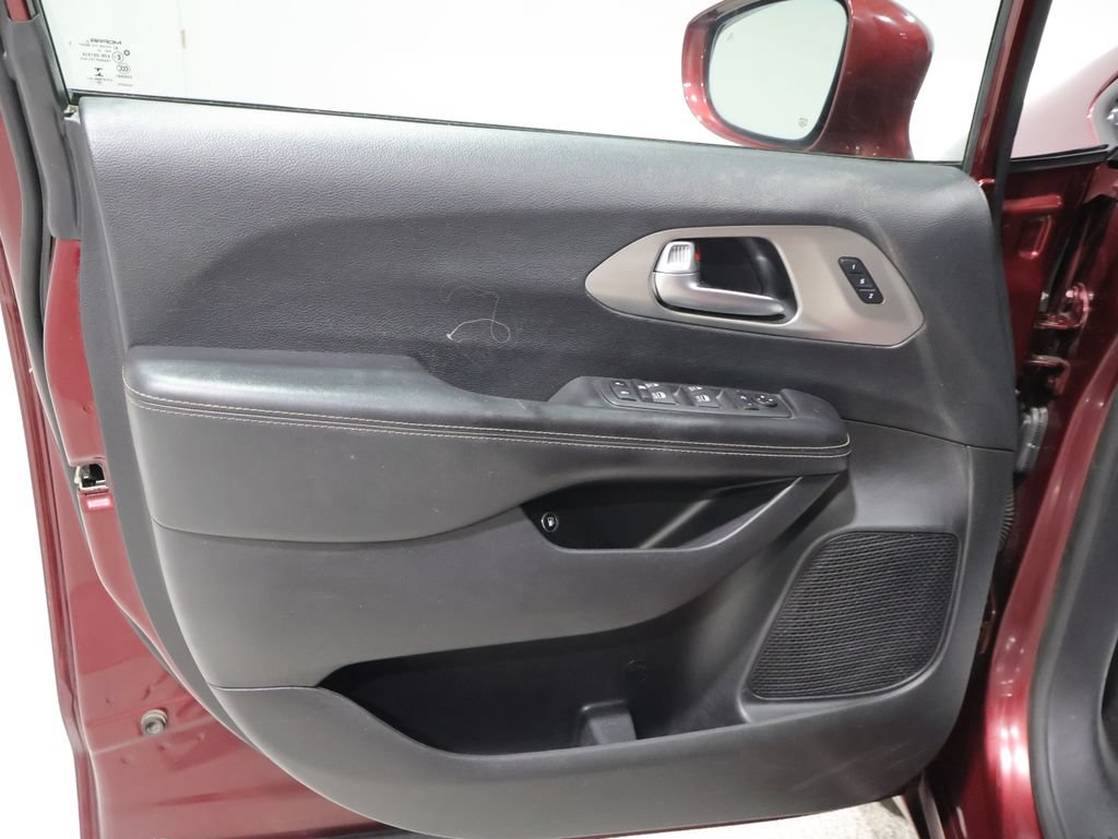 Used 2021 Chrysler Pacifica Limited w/ Uconnect Theater Family Group FWD image 13