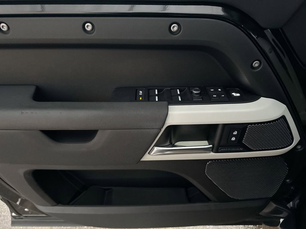 Used 2020 Land Rover Defender 110 SE image 15