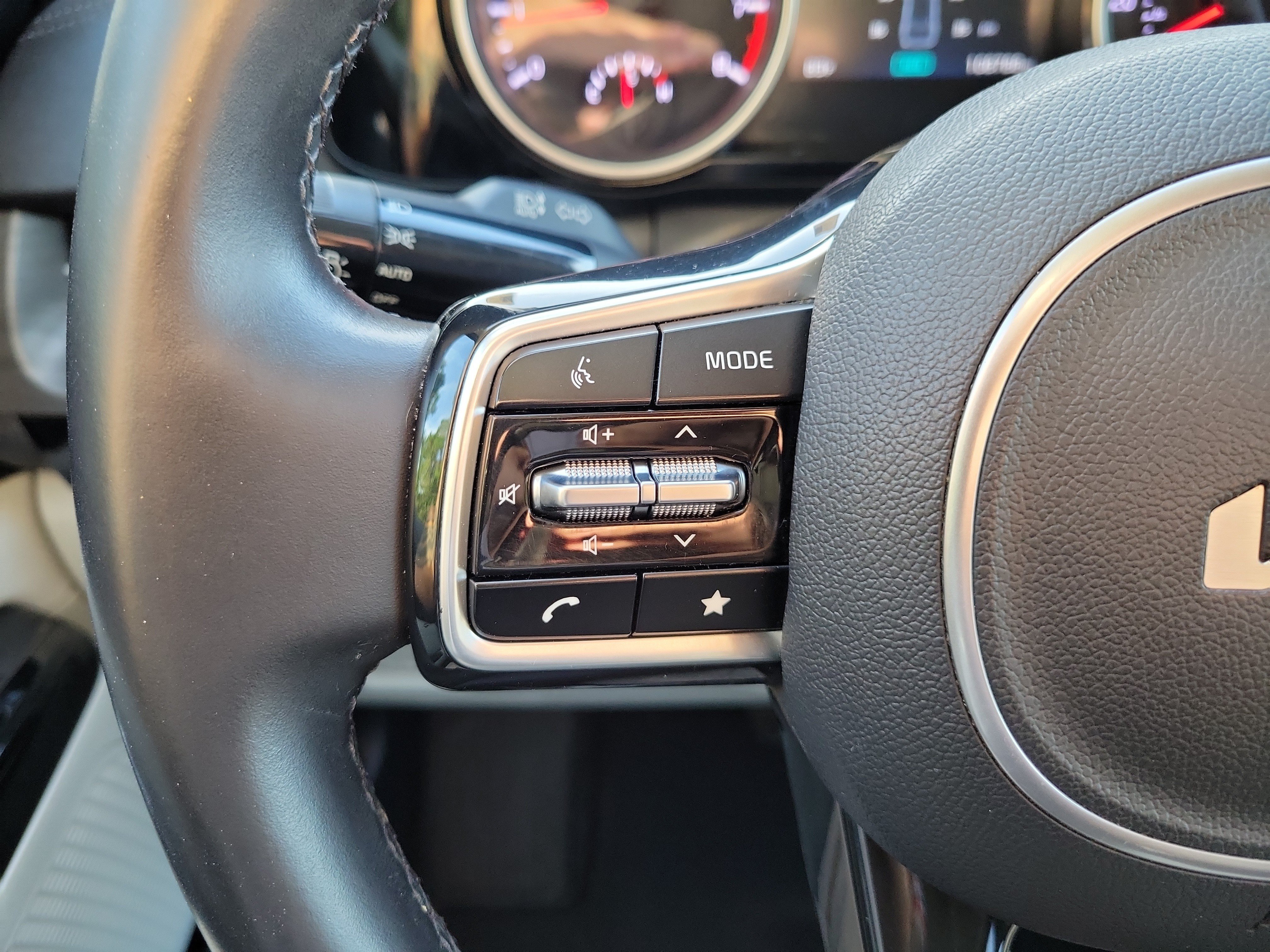 Used 2022 Kia Carnival EX FWD image 27