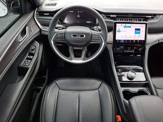 Certified 2024 Jeep Grand Cherokee Limited w/ Black Appearance Package AWD/4WD image 14