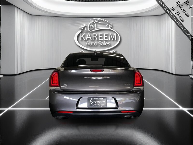 Used 2018 Chrysler 300 S RWD image 6