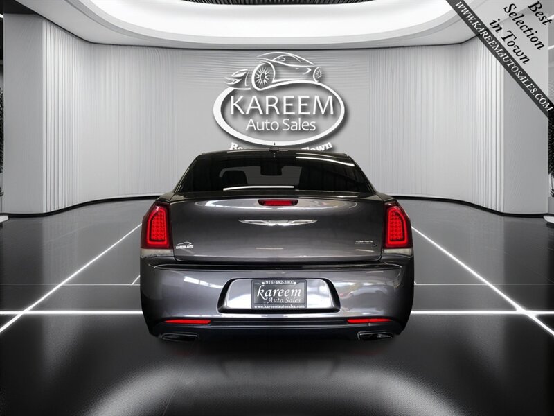 Used 2018 Chrysler 300 S RWD image 6