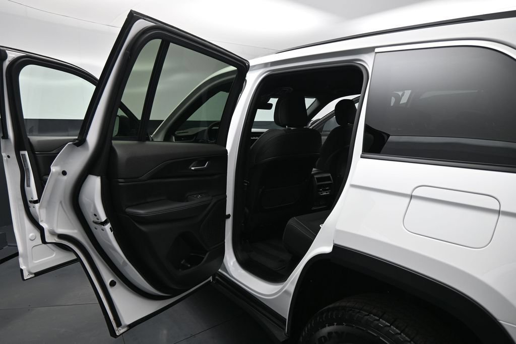 Used 2025 Jeep Grand Cherokee Laredo w/ Luxury Tech Group I AWD/4WD image 16