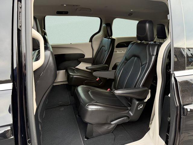 Used 2024 Chrysler Pacifica Touring-L FWD image 4