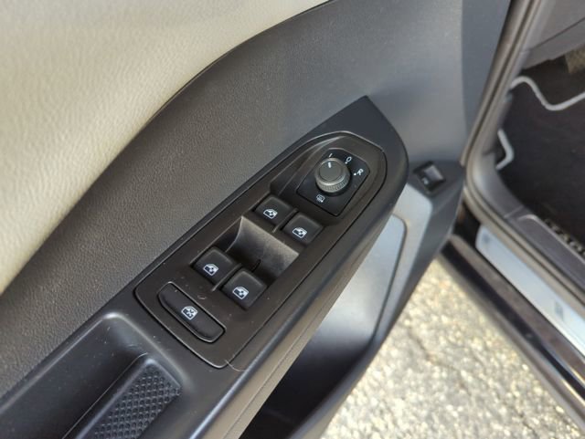 Used 2023 Volkswagen Taos SE w/ Black Wheel Package image 17