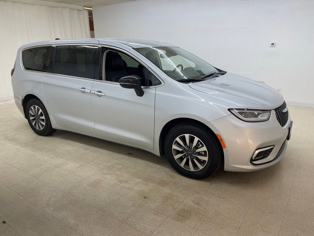 Used 2024 Chrysler Pacifica Select image 8