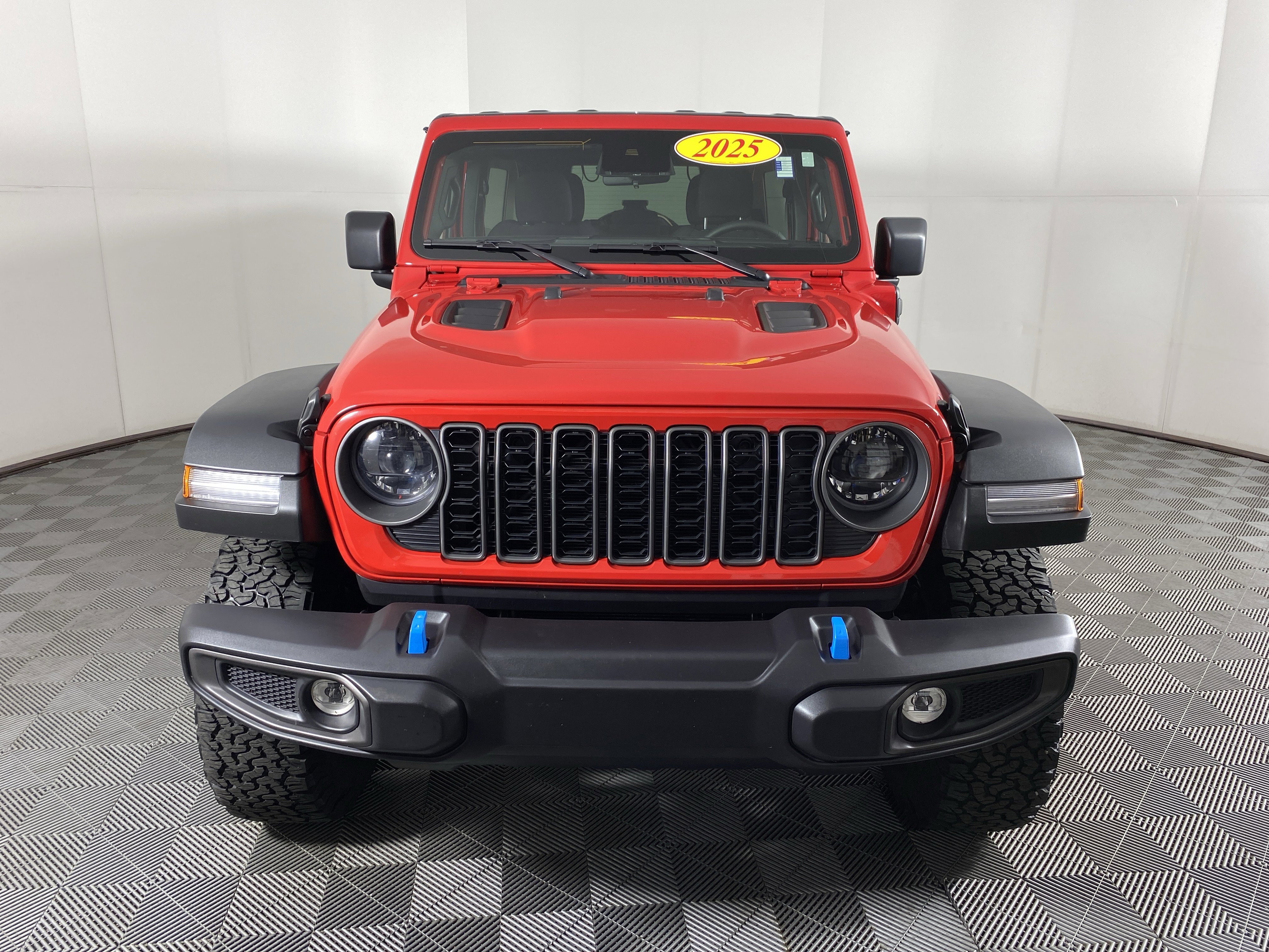 Used 2025 Jeep Wrangler Unlimited Rubicon 4xe w/ Convenience Group AWD/4WD image 10