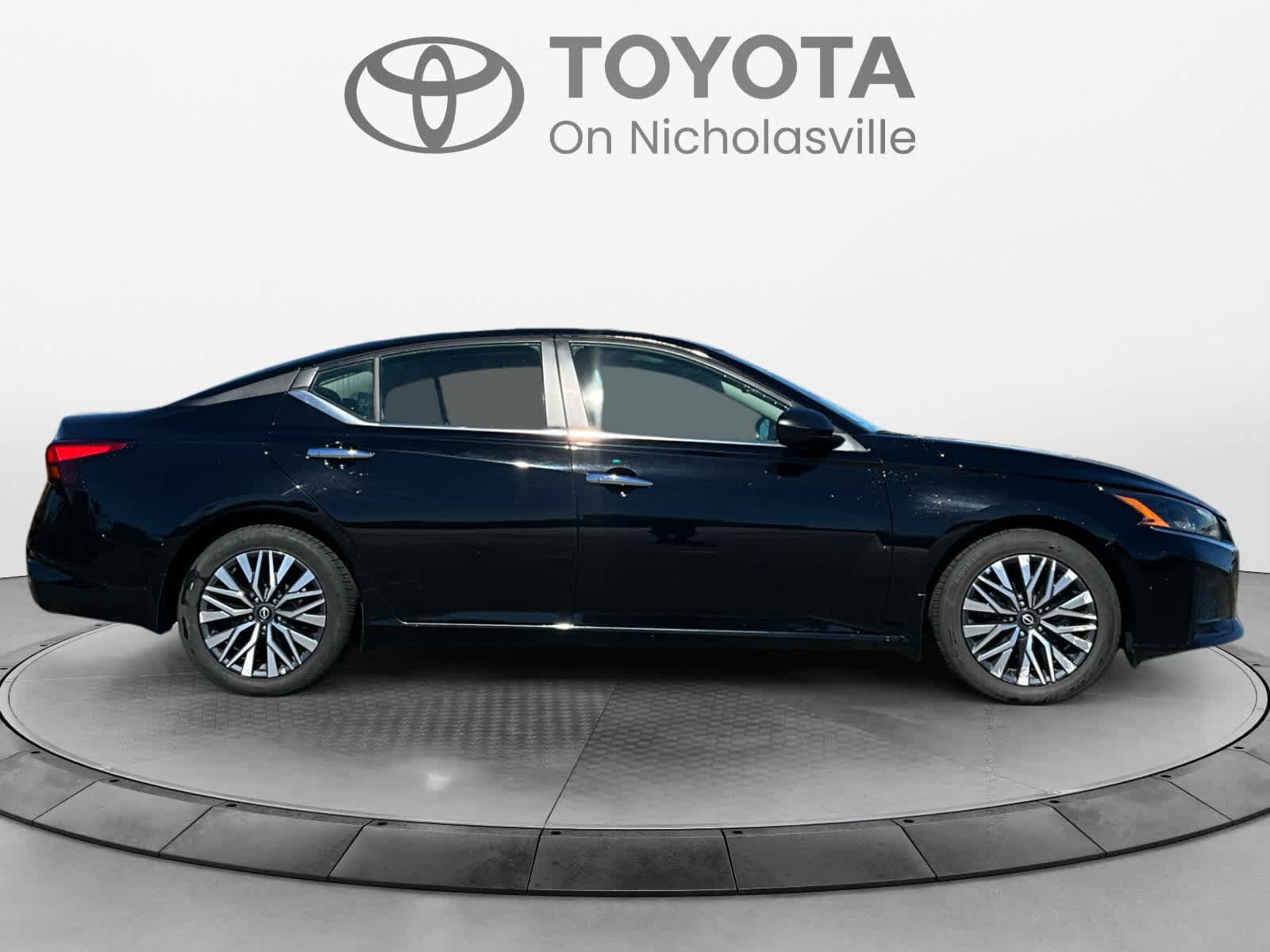 Used 2024 Nissan Altima 2.5 SV FWD image 6
