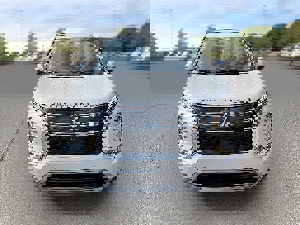 New 2025 Mitsubishi Outlander SE image 2