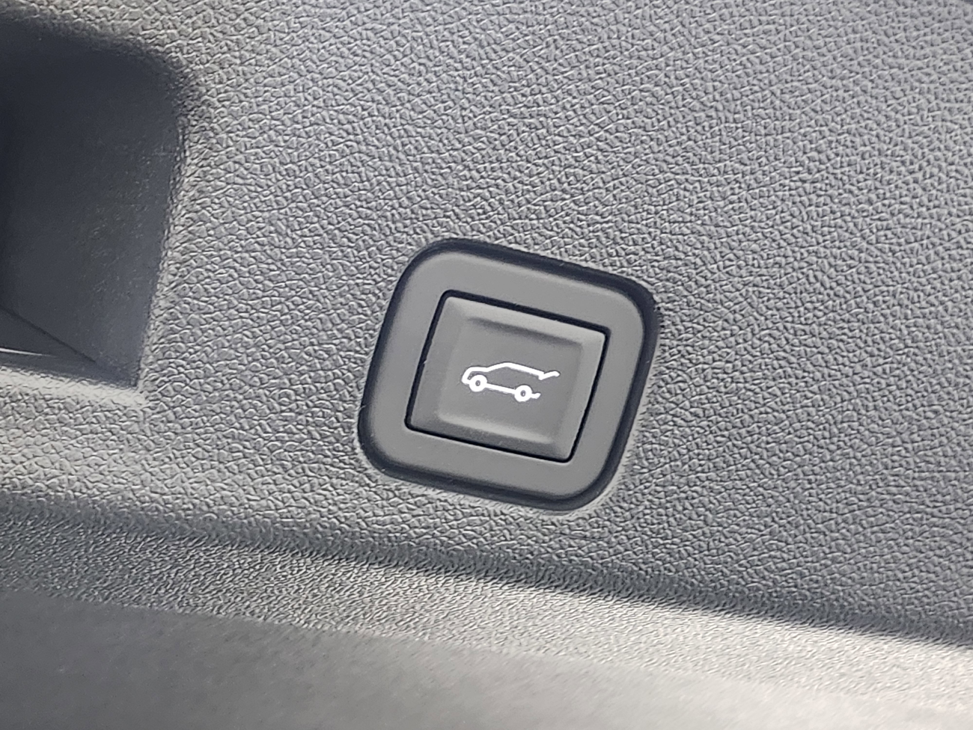 Used 2025 Chevrolet Traverse LT w/ Driver Confidence Package image 17