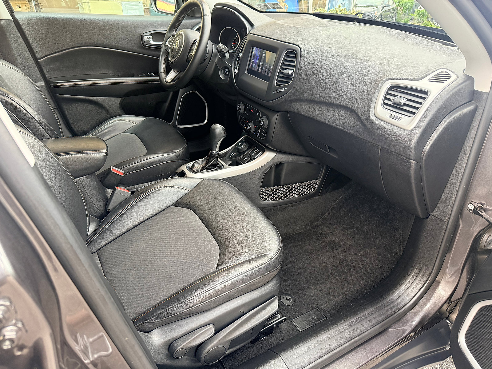 Used 2019 Jeep Compass Latitude w/ Cold Weather Group AWD/4WD image 30
