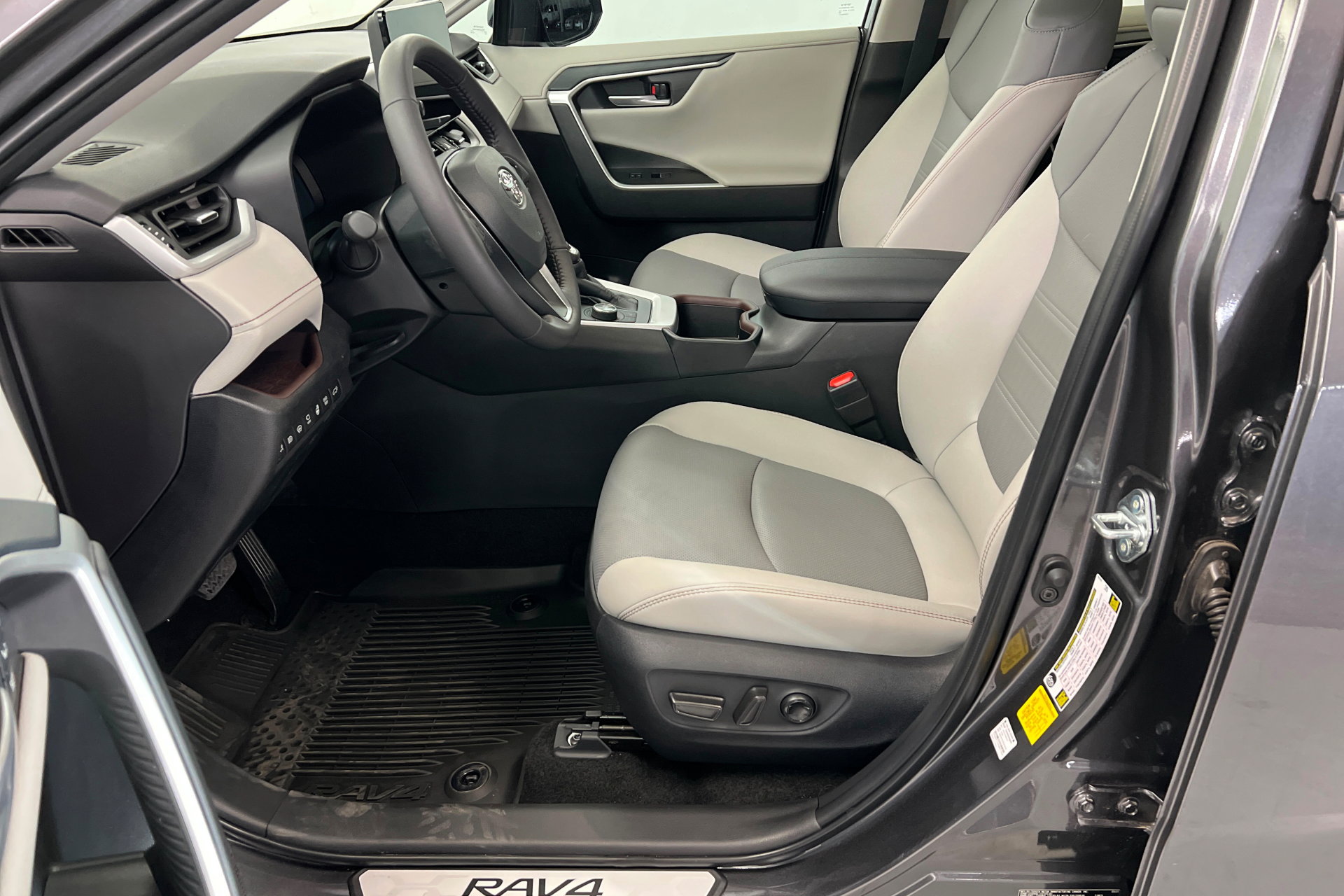 Used 2025 Toyota RAV4 Limited w/ Advanced Technology Package image 18