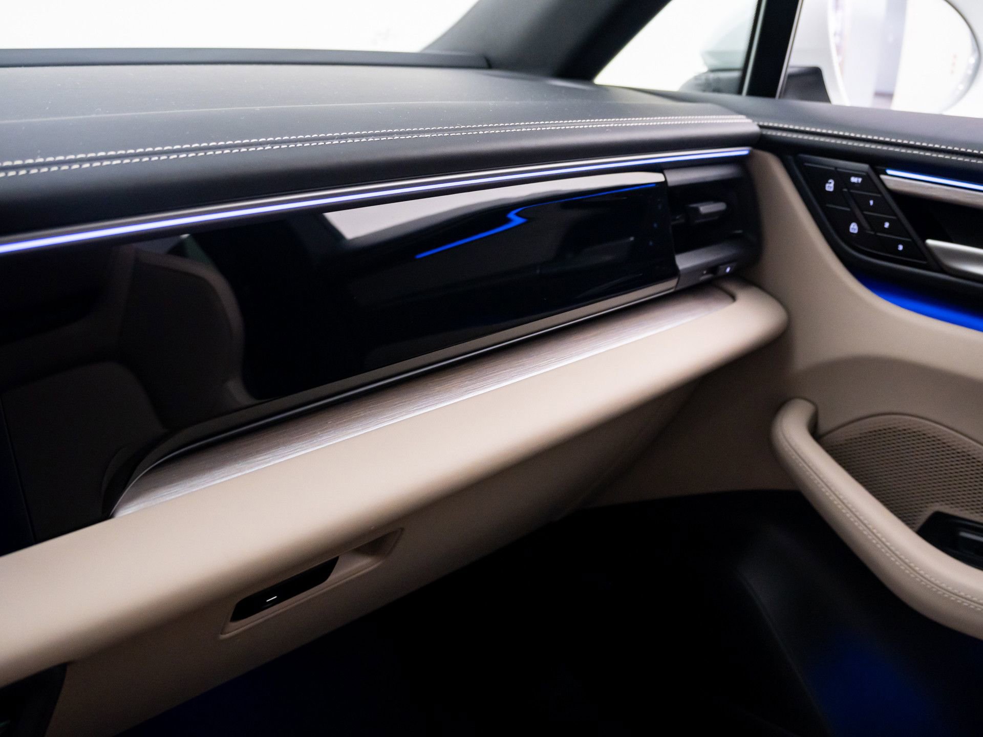 Certified 2025 Porsche Macan 4S Electric image 33