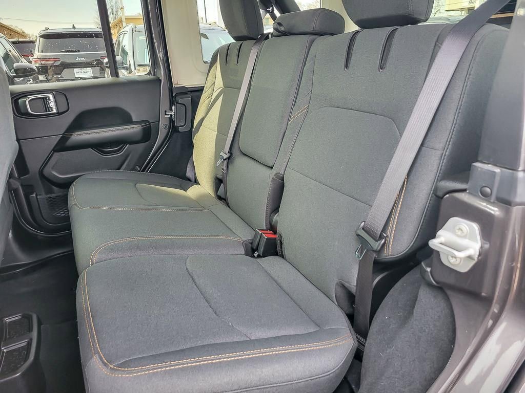 Used 2025 Jeep Wrangler Unlimited Sahara w/ Safety Group AWD/4WD image 10