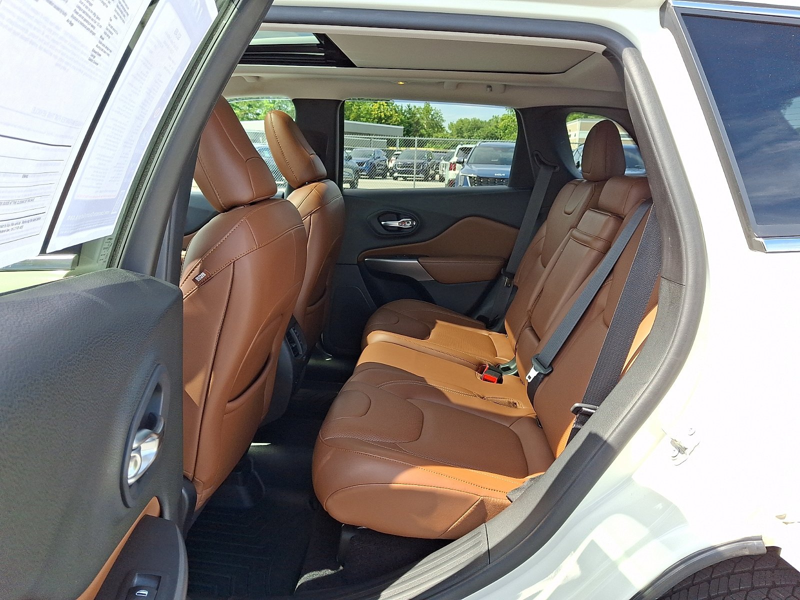 Used 2019 Jeep Cherokee Overland w/ Technology Group AWD/4WD image 12