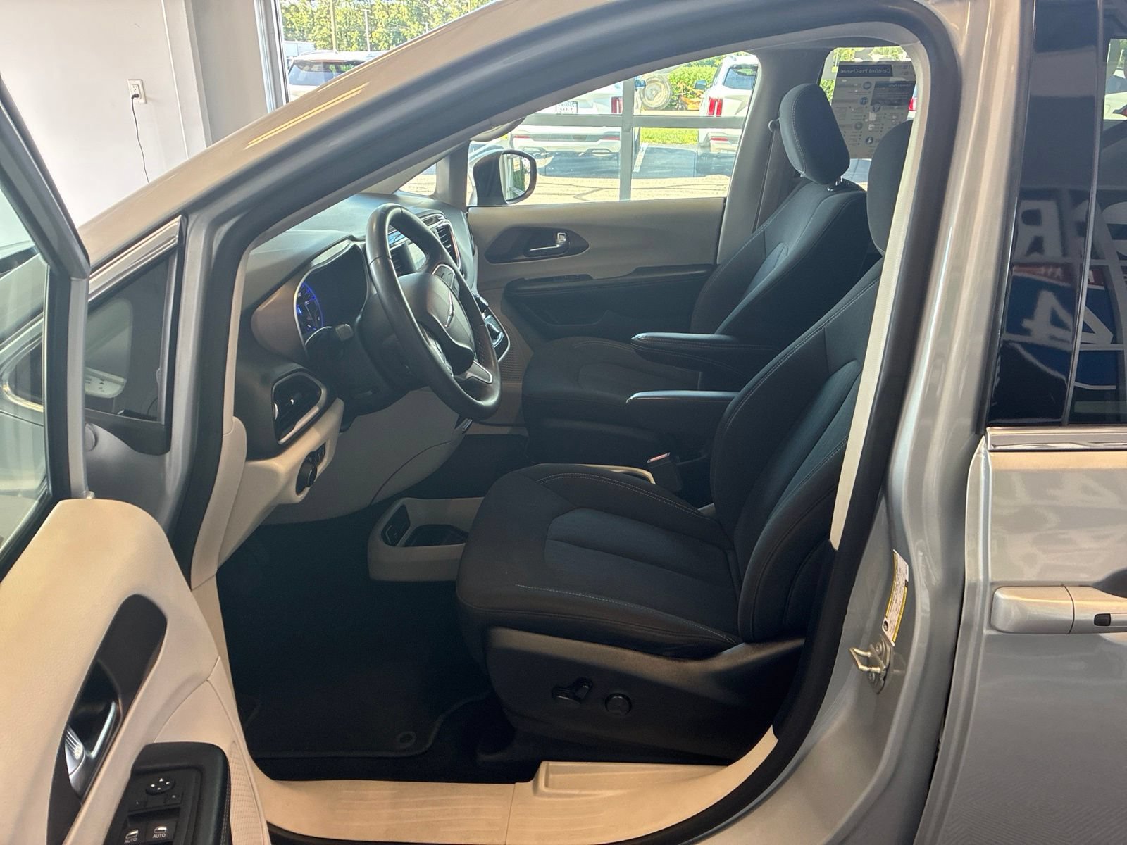 Used 2023 Chrysler Voyager LX FWD image 17