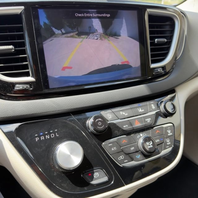 Used 2024 Chrysler Pacifica Touring-L FWD image 20