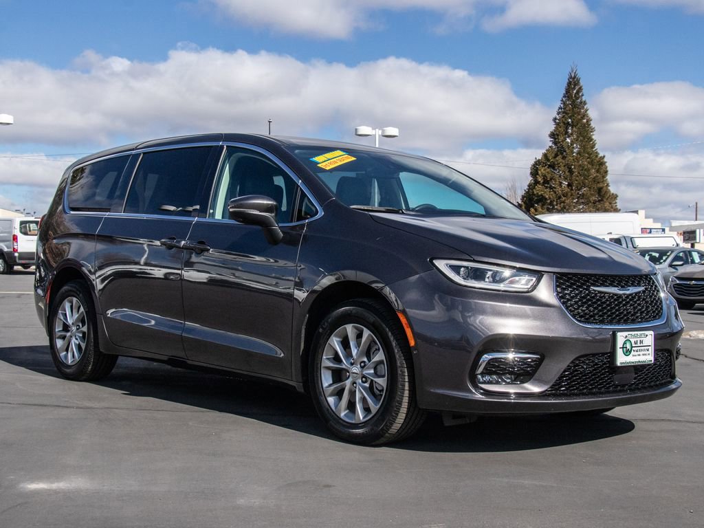 Used 2023 Chrysler Pacifica Touring-L w/ Uconnect Theater Family Group