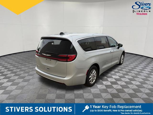 Used 2024 Chrysler Pacifica Touring-L FWD image 6