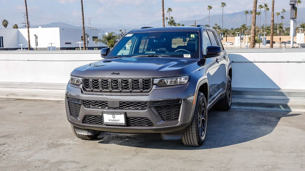 New 2026 Jeep Grand Cherokee Altitude image 4