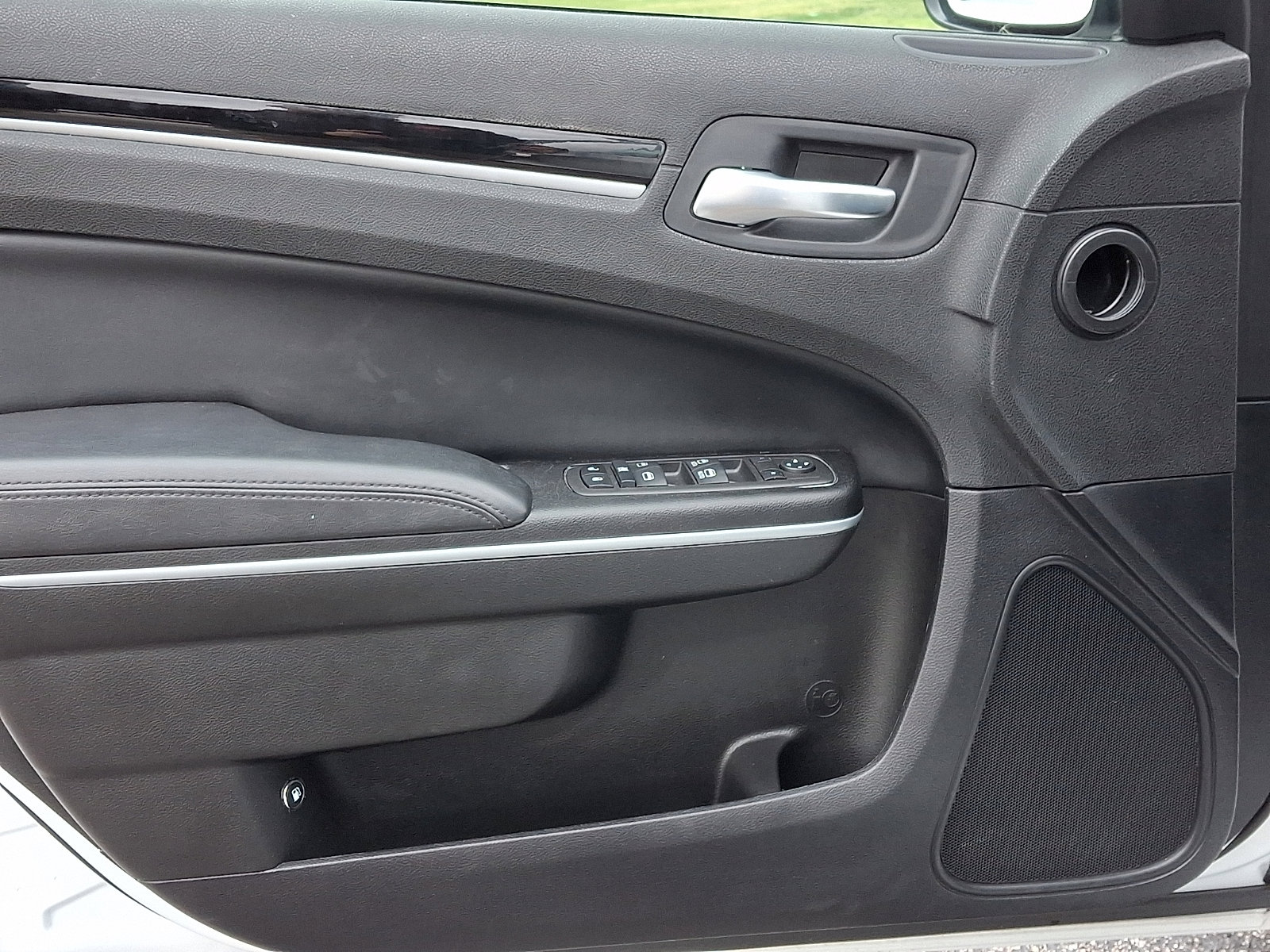 Used 2023 Chrysler 300 Touring w/ Sport Appearance Package image 14