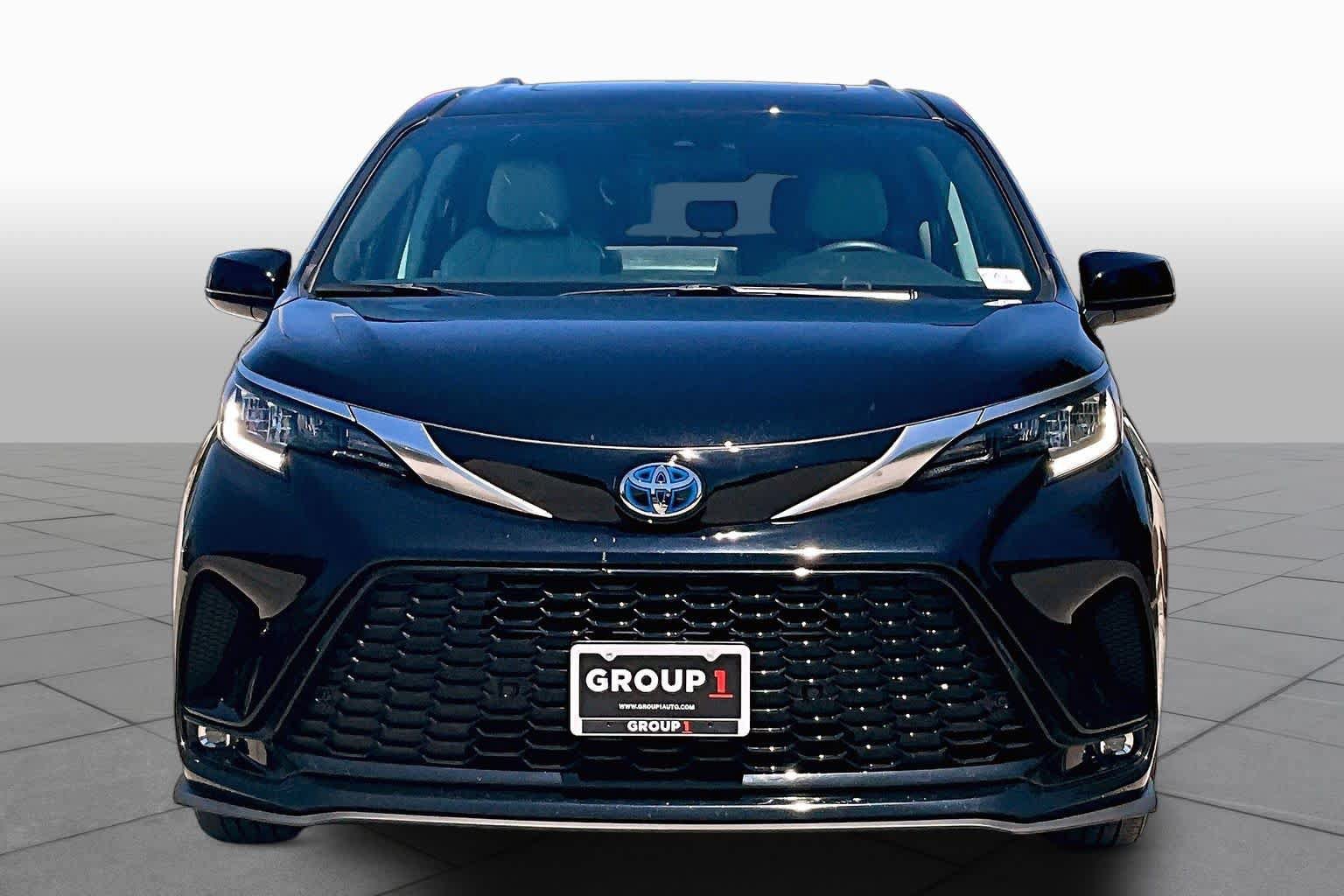 Used 2024 Toyota Sienna XSE w/ XSE Plus Package AWD/4WD image 4
