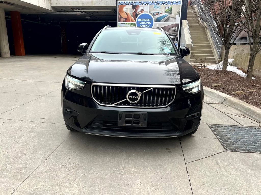 Used 2023 Volvo XC40 B5 Plus w/ Climate Package image 3