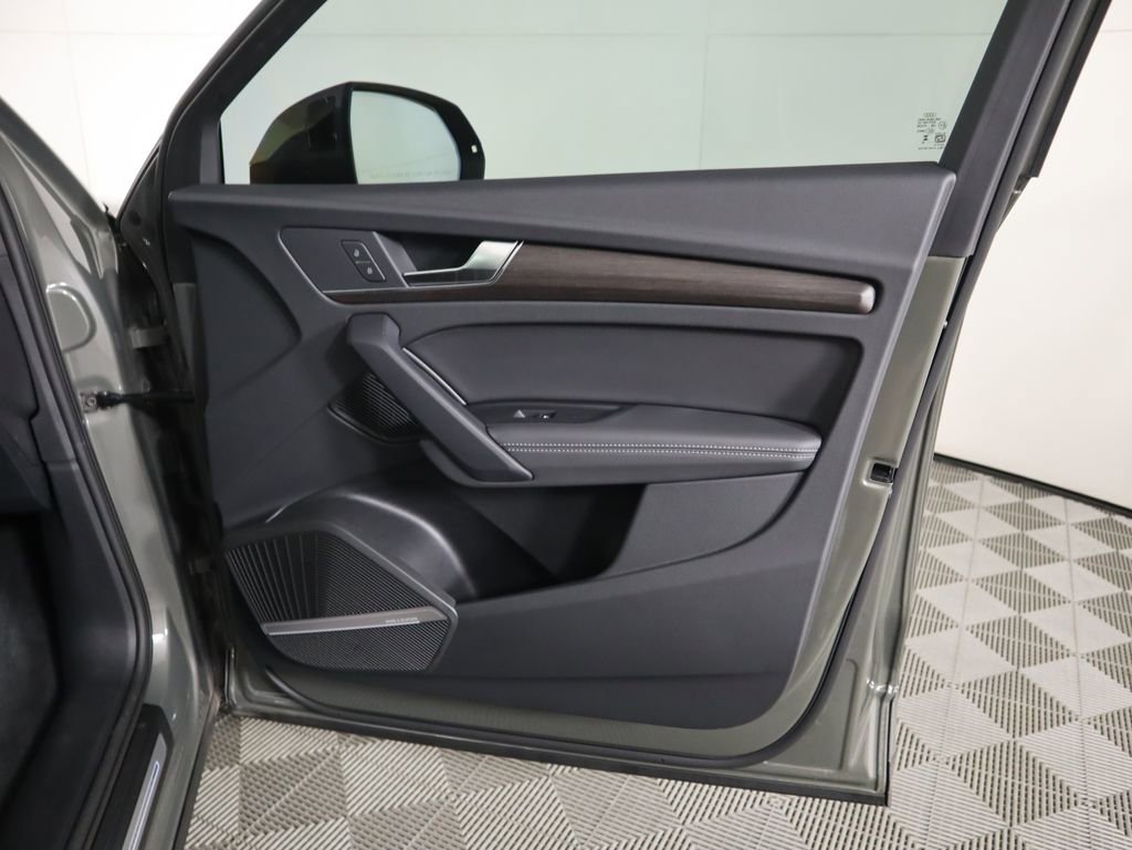Used 2025 Audi Q5 e Premium Plus w/ Premium Plus Package image 27