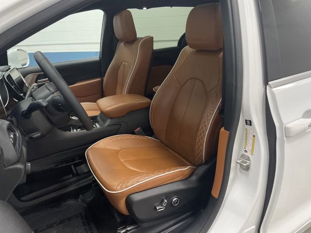 Used 2024 Chrysler Pacifica Pinnacle image 4