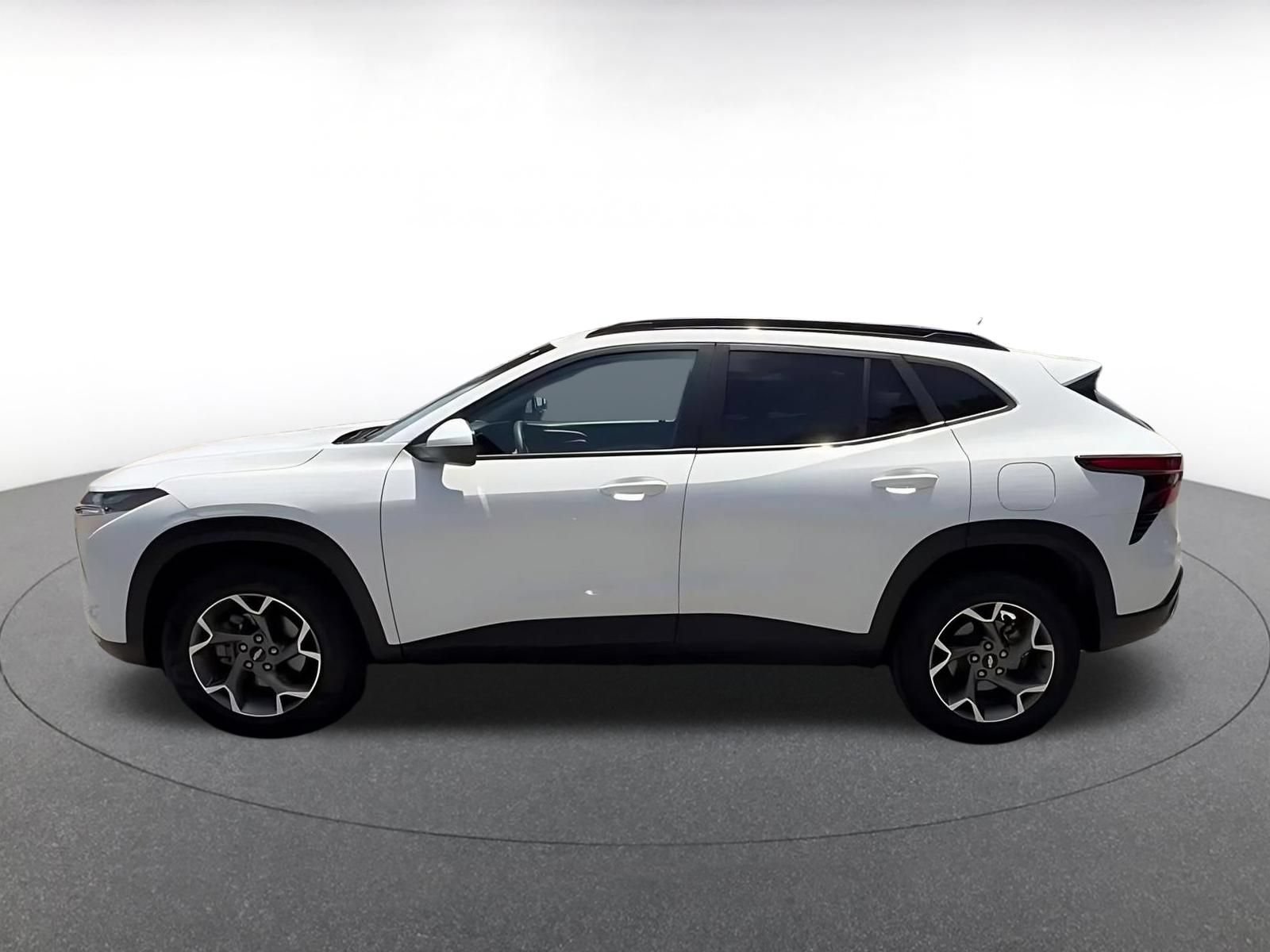 Used 2025 Chevrolet Trax LT FWD image 8