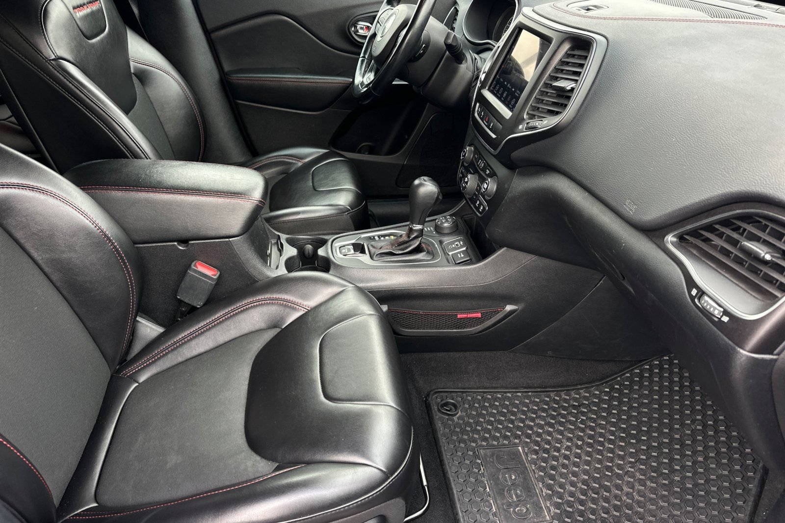 Used 2020 Jeep Cherokee Trailhawk w/ Technology Group AWD/4WD image 16