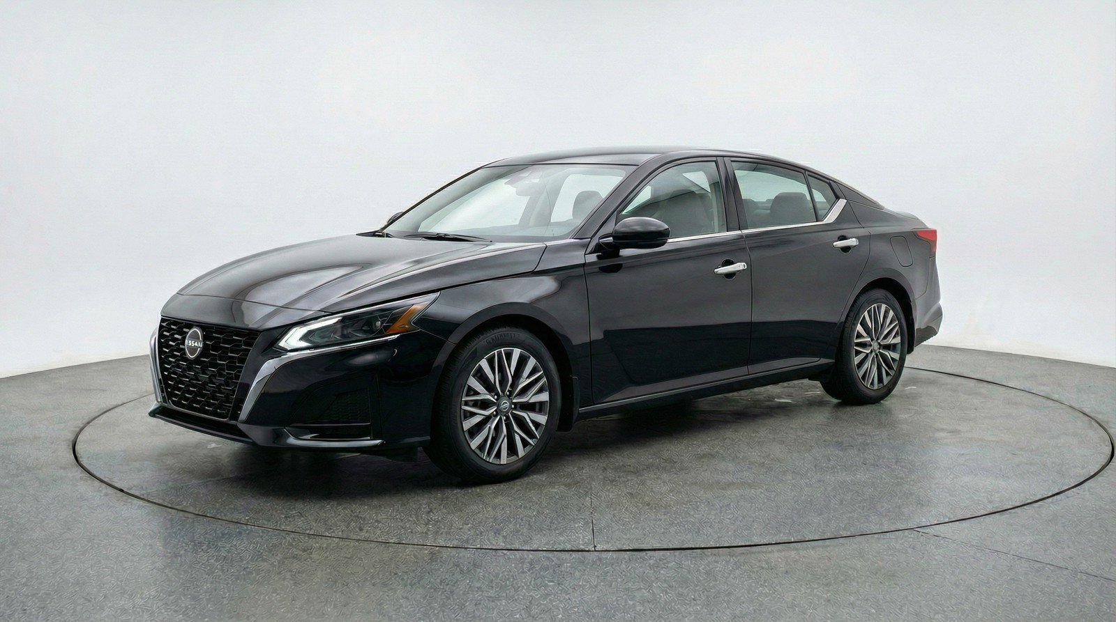 Used 2025 Nissan Altima 2.5 SV FWD image 3
