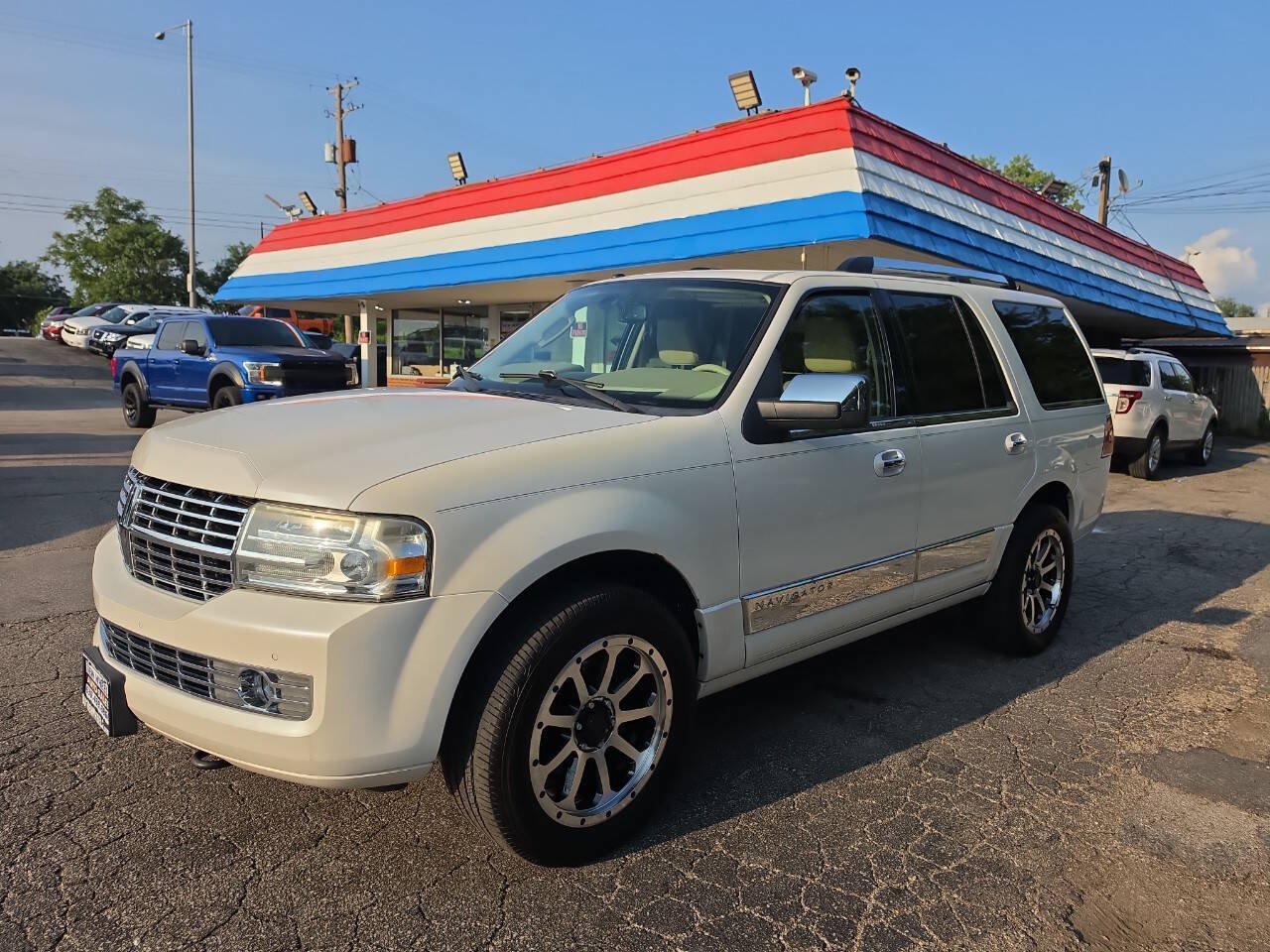 Used 2010 Lincoln Navigator 4WD image 2