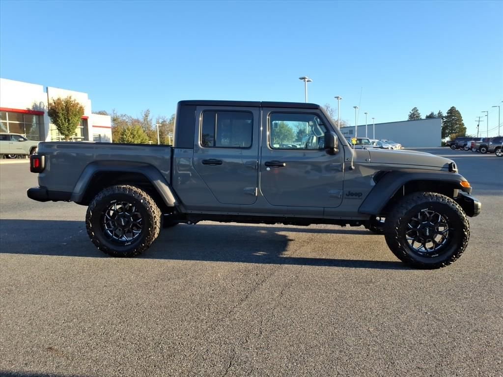 Used 2023 Jeep Gladiator Sport image 3