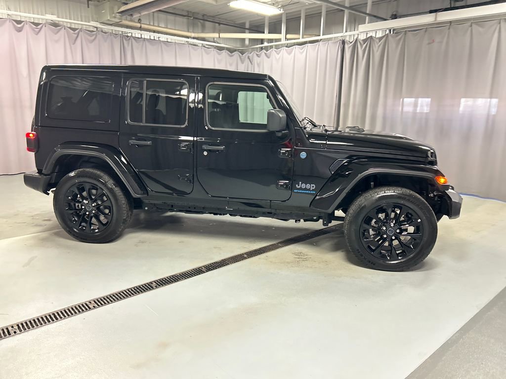 Used 2025 Jeep Wrangler Unlimited Sahara w/ Safety Group AWD/4WD image 8