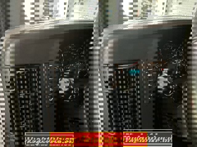 Used 2018 Chevrolet Express 2500 w/ Driver Convenience Package image 11