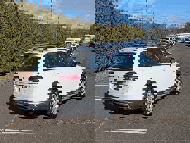 Used 2019 Volkswagen Golf Alltrack SE image 3