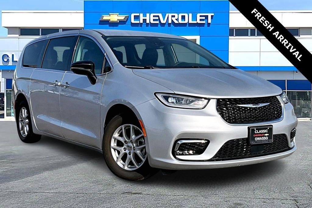 Used 2024 Chrysler Pacifica Touring-L image 1