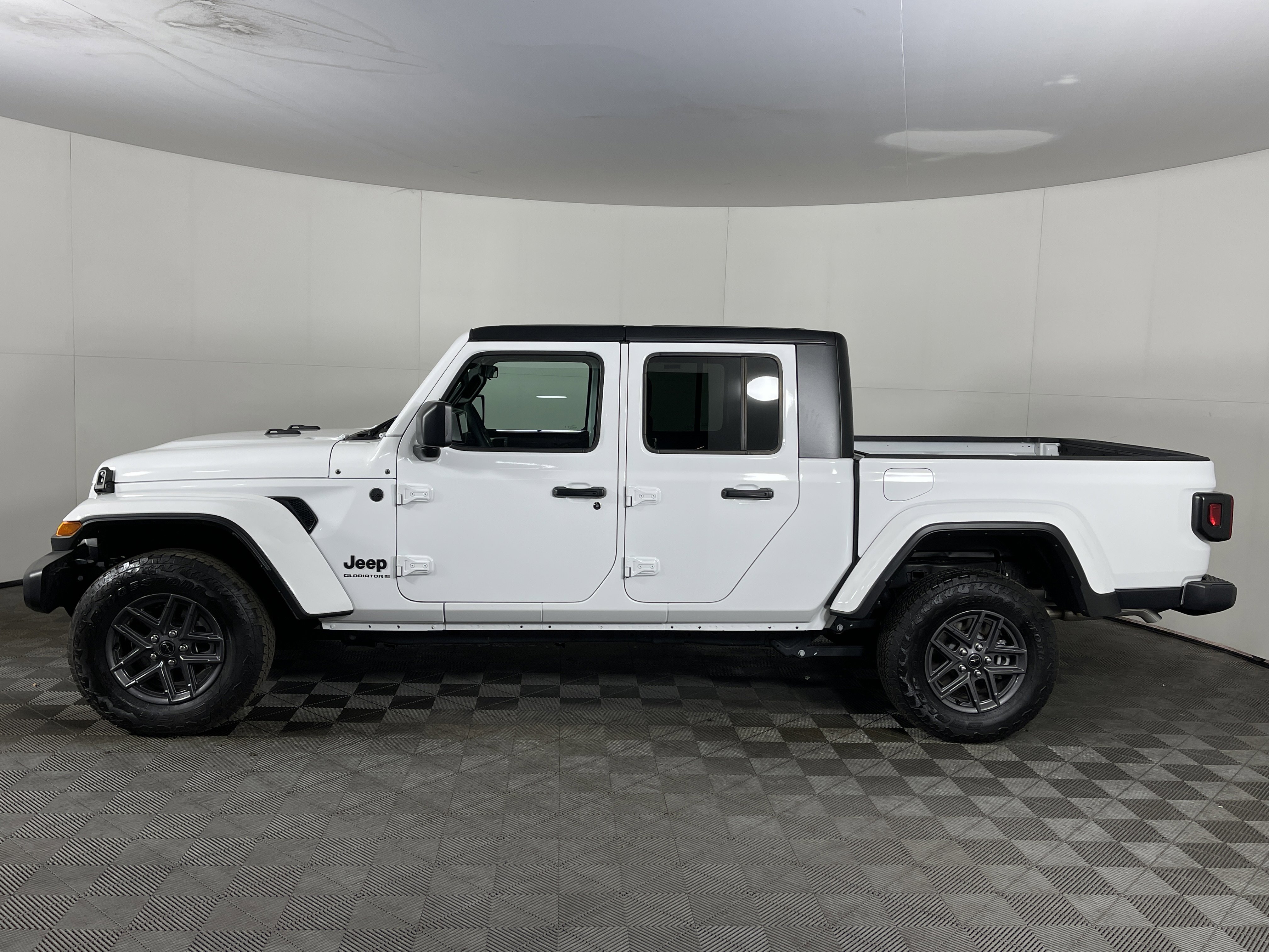 Used 2025 Jeep Gladiator Sport image 3