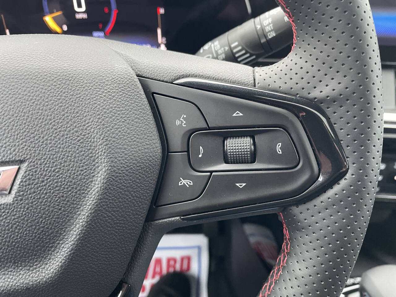 Used 2025 Chevrolet Trax RS w/ Sunroof Package image 17