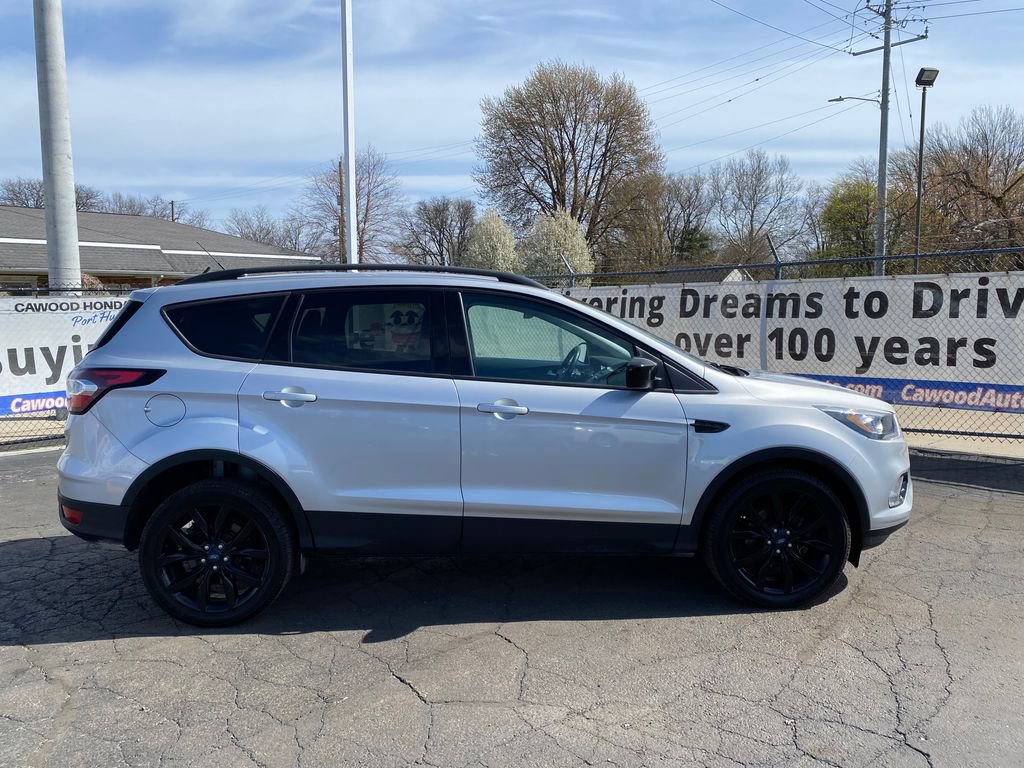 Used 2018 Ford Escape SE w/ SE Sport Appearance Package FWD image 2